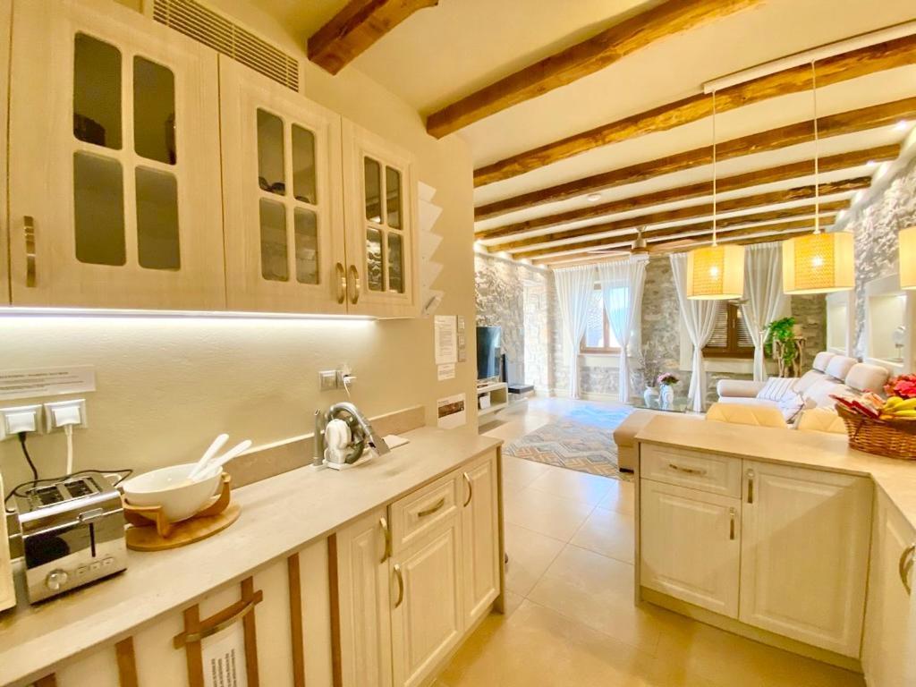 Villasonboard Rock Villa 3 Bed, 3 Bath, Jacuzzi, Seaside Ερμιόνη Εξωτερικό φωτογραφία