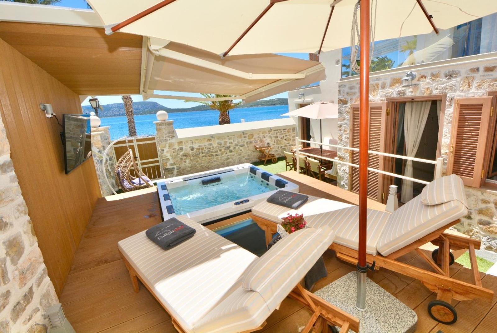 Villasonboard Rock Villa 3 Bed, 3 Bath, Jacuzzi, Seaside Ερμιόνη Εξωτερικό φωτογραφία